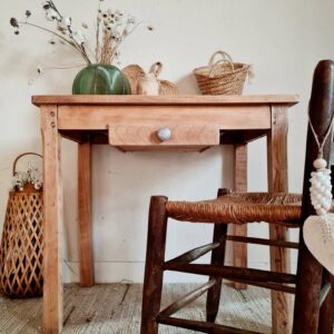 Cette table vintage en bois a subi un décapage pour la dépouiller de tout artifice.