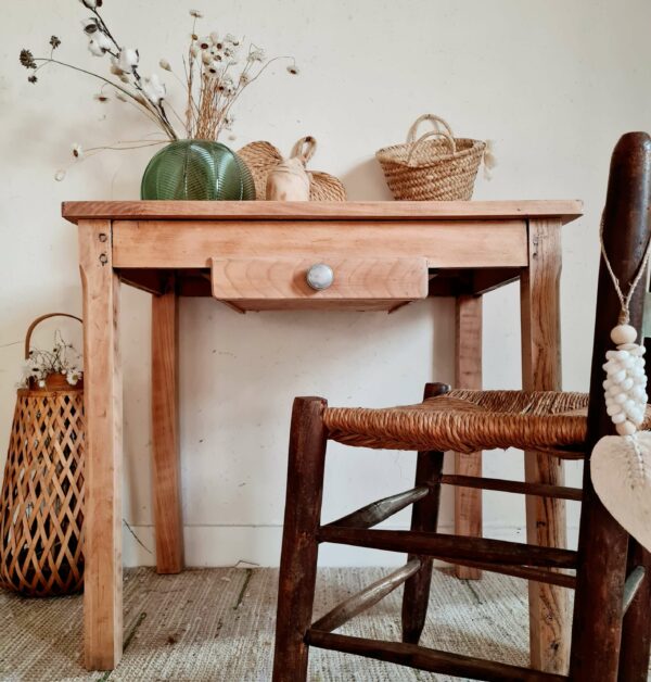 Cette table vintage en bois a subi un décapage pour la dépouiller de tout artifice.