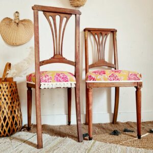 un joli duo de chaises anciennes en bois et tissu qui apportera installé autour de la table de la salle à manger un côté espiègle fleuri.