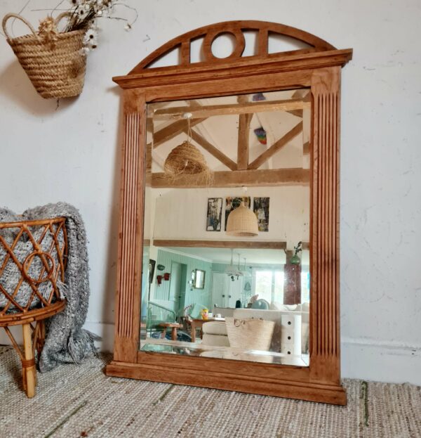 Ce chouette miroir ancien d'époque art déco apportera profondeur et agrandira la pièce que ce soit fixé au mur ou posé sur un meuble.