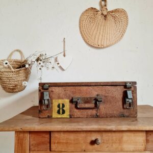 Ancien coffre de rangement en bois retrouvé dans l'atelier d'un grand-père bricoleur, ce mobilier rétro deviendra aujourd'hui une petite malle de rangement dans l'entrée,