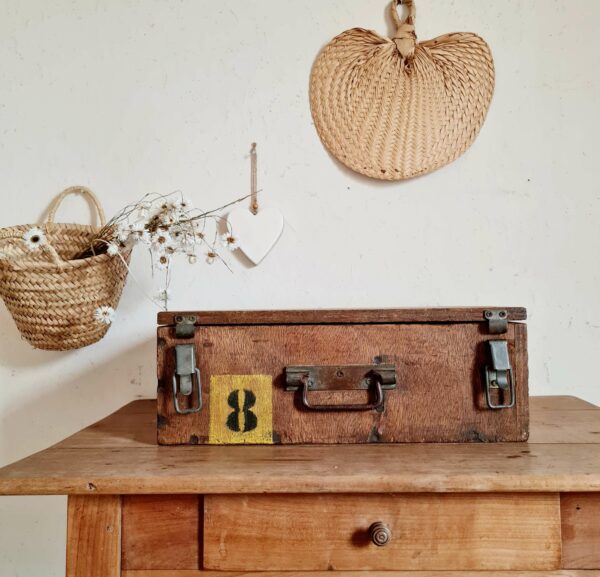 Ancien coffre de rangement en bois retrouvé dans l'atelier d'un grand-père bricoleur, ce mobilier rétro deviendra aujourd'hui une petite malle de rangement dans l'entrée,