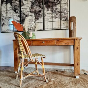 Cette table établi ancienne nous a littéralement subjugué.