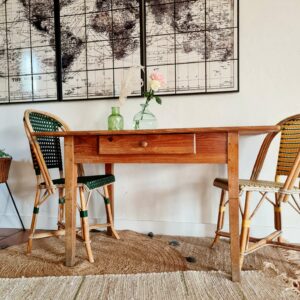 A l 'atelier, nous raffolons des tables de ferme en bois présentant leur charme brut.