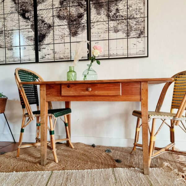 A l 'atelier, nous raffolons des tables de ferme en bois présentant leur charme brut.