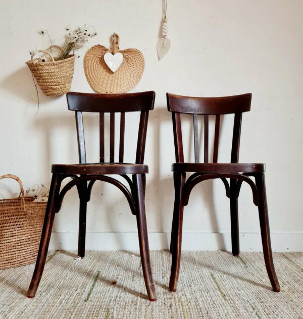 Anciennes, et provenant d'un bistrot aujourd'hui fermé, ces chaises de bistrot anciennes gardent des traces de leur intense utilisation, leur vernis est écaillé.