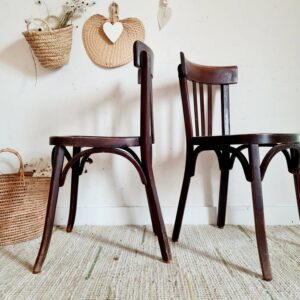 Lignes intemporelles et teinte patinée, cette paire de chaises bistrot vintage est un indémodable