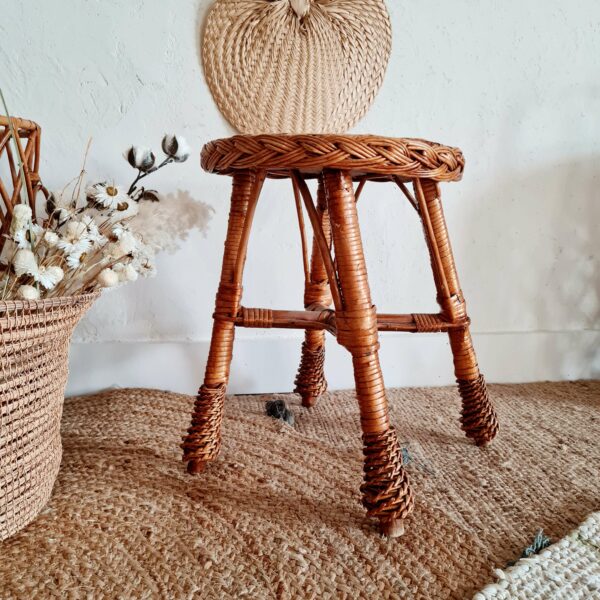 Chevet vintage, bout de canapé au look sixties, table d'appoint chaleureuse dans la salle de bains ou porte plante original, cette petite table saura apporter chaleur et authenticité dans un intérieur soigné.