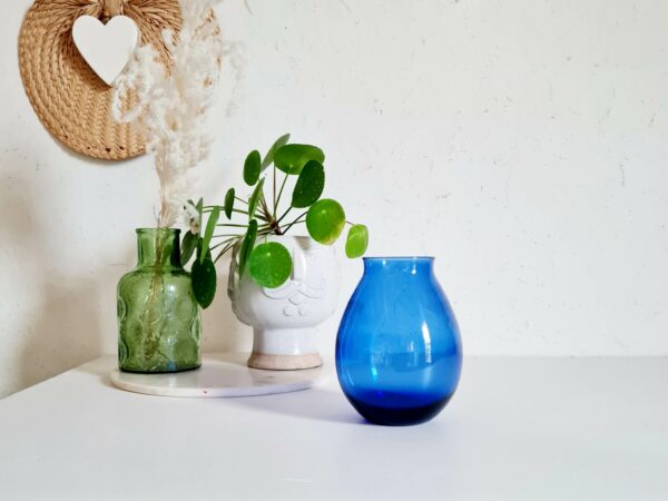 Ce vase vintage côtoiera avec charme une dame jeanne dans des teintes de vert ou de bleu.
