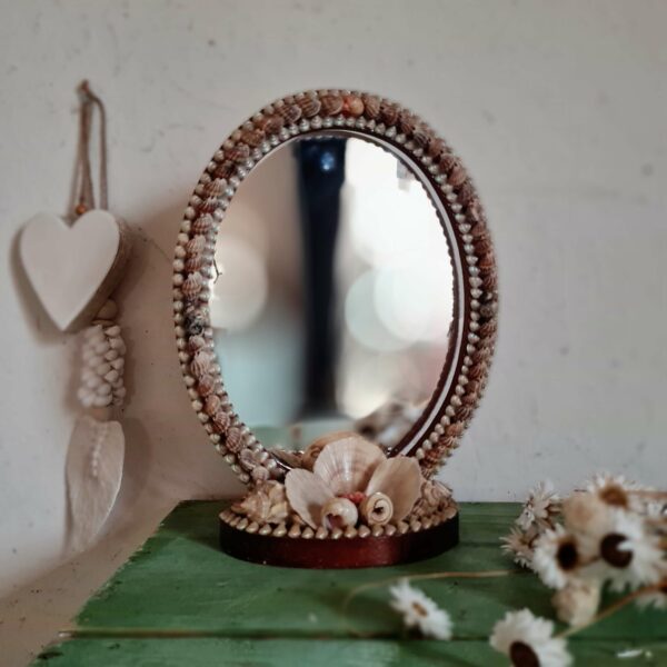 Rétro à osuhait, ce petit miroir est en très bel état.