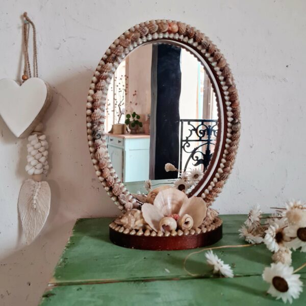 Ce petit miroir entouré de coquillages sera sublime sur une console à l'entrée ou sur une table de toilette.