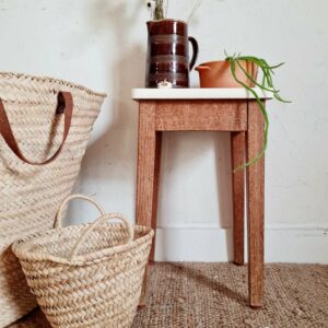 Ce petit tabouret de cirage des années 50 deviendra une sellette, un bout de canapé, ou une table d'appoint improvisée