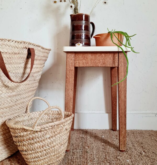 Ce petit tabouret de cirage des années 50 deviendra une sellette, un bout de canapé, ou une table d'appoint improvisée