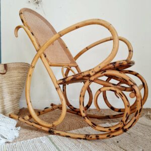 Lové dans une chambre, dans un loft, ou installé paisiblement sur l'herbe ce rocking-chair ancien distillera aussitôt une ambiance bohème rassurante.