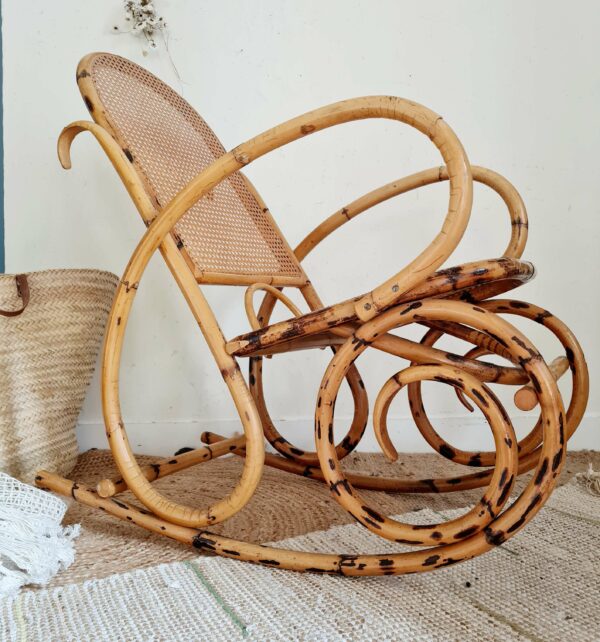 Lové dans une chambre, dans un loft, ou installé paisiblement sur l'herbe ce rocking-chair ancien distillera aussitôt une ambiance bohème rassurante.