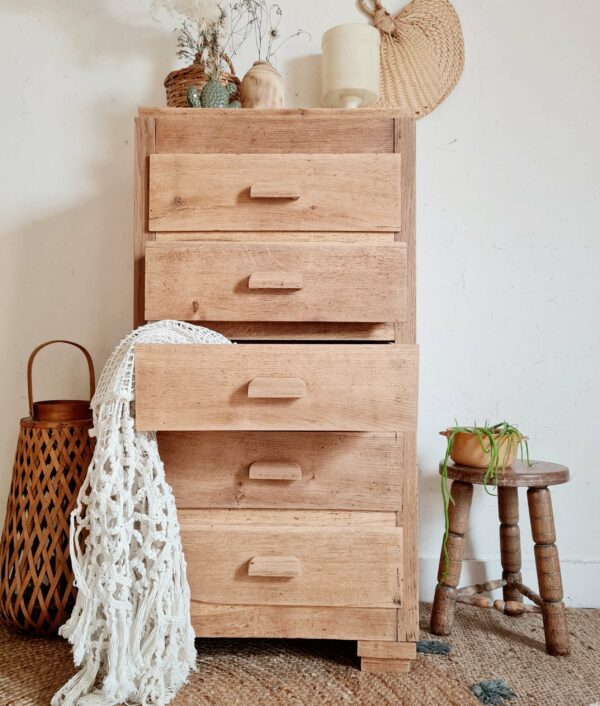 Nous aimons les lignes typiques des petits meubles rétro des années 50 qui s'intégrent avec beauté dans nos intérieurs.