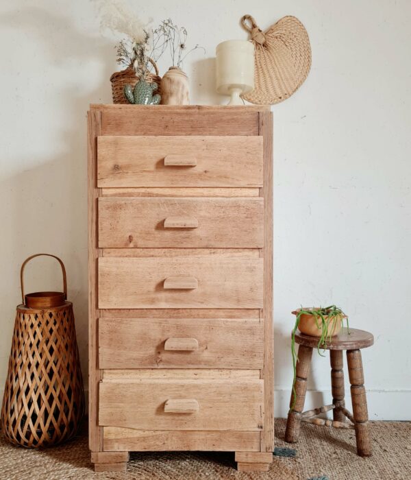 Dans une chambre, ou une salle de bain, dans une entrée cette commode rétro deviendra un meuble au look tendre, bohème et ultra pratique.