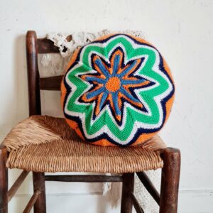 Le recto de ce coussin est en laine et réjouissant de joie avec son motif floral.