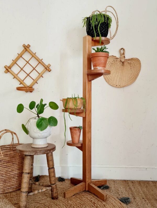 Nous aimons les présentoirs en bois vintage qui seront embellis de plantes ou autres merveilles.