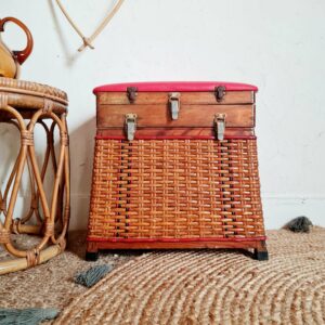 Cet ancien tabouret de pêcheur nous évoque avec nostalgie les longs moments de contemplation en bord de rivière