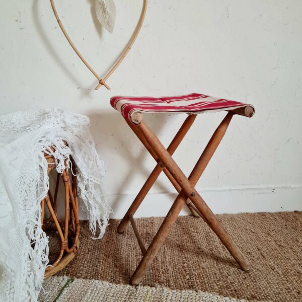 Ce tabouret utilisé en son temps probablement par un pêcheur possède un look arty et bohème réjouissant.