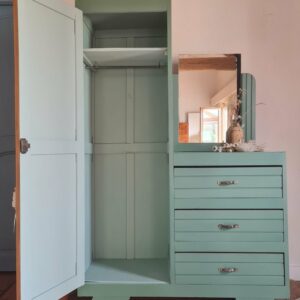 Intérieur repeint dans un bleu frais pour cette armoire parisienne vintage asymétrique