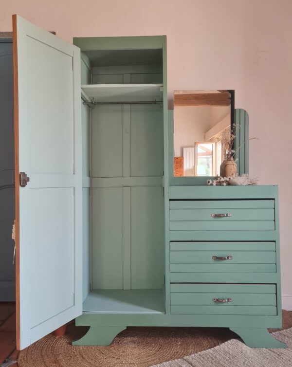 Intérieur repeint dans un bleu frais pour cette armoire parisienne vintage asymétrique