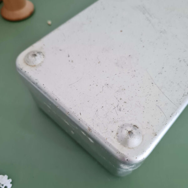 Boîte ancienne en métal blanc - couvercle pour protéger ou cacher son contenu