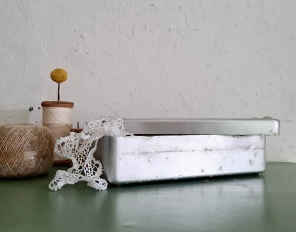 Boîte ancienne en métal blanc - petit rangement de bureau vintage