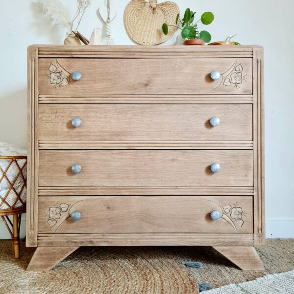 Nous aimons imaginer cette commode vintage dans une chambre d'enfant ou dans la chambre parentale rehaussée d'une accumulation de miroirs.