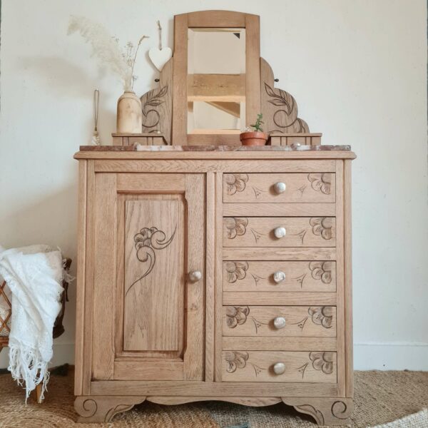 Un air authentique souffle sur cette charmante commode vintage à l'essence brute et à l'élégance naturelle.