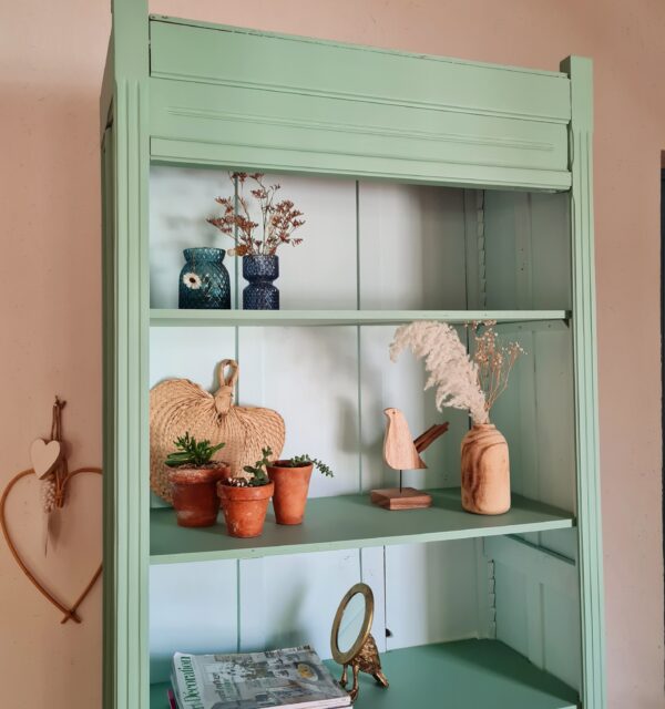 Cette armoire parisienne rétro est devenur une armoire aux couleurs fraîches et délicates