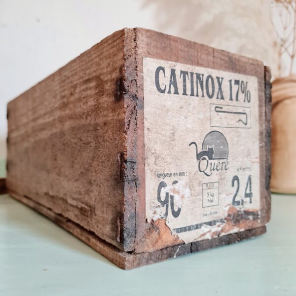 Ancienne boîte en bois de fabrication artisanale avec présence d'une étiquette de son contenu.