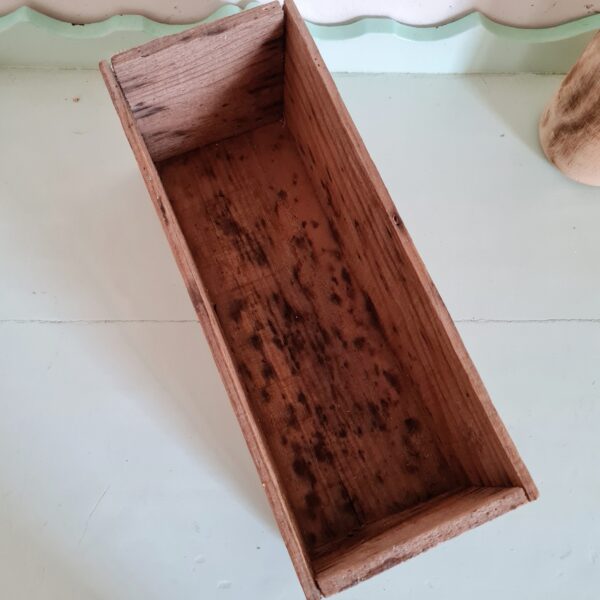Cette boîte en bois deviendra un rangement au look indus et brutaliste.