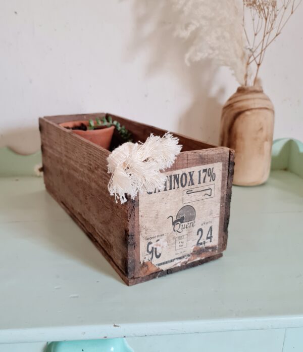 Cette boîte en bois vintage est idéale pour y ranger des petits objets du quotidien