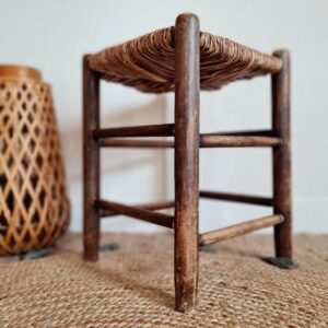 Look brutaliste rassurant et chaleureux pour ca tabouret ancien en bois et paille.