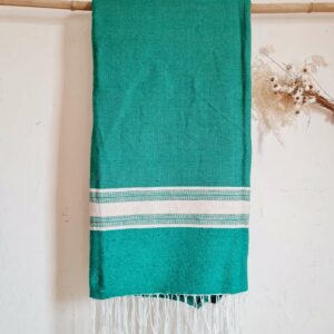 Très élégant et lumineux plaid coloris vert et crème en coton tissé à la main au Maroc