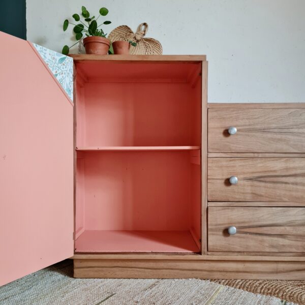 L'intérieur de cette commode asymétrique Art Déco revêt des couleurs chaudes comme la poterie et le cassis gourmand.