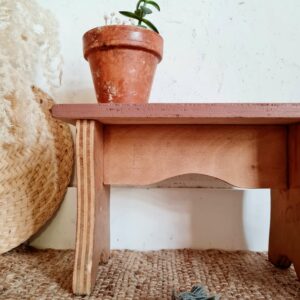 Une mini assise en bois mixant le rose et la teinte brute avec raffinement.