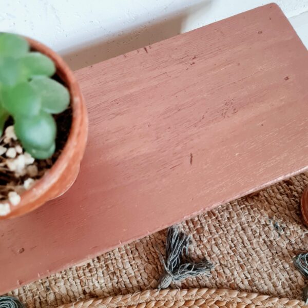 Ce petit mobilier en bois peint en rose grenat deviendra un porte plantes ravissant.