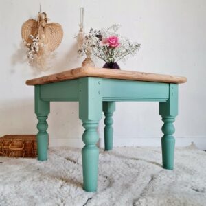 Port élégant et rafraichissant pour cette table basse ancienne en bois massif arborant un joli vert sauge.