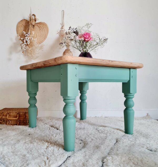 Port élégant et rafraichissant pour cette table basse ancienne en bois massif arborant un joli vert sauge.