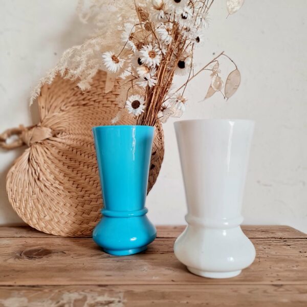 Sublimes petits vases anciens en opaline blanche et bleue