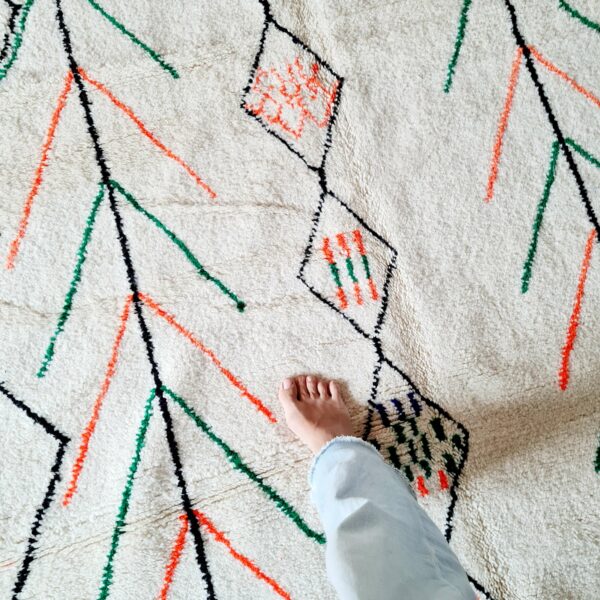 Ce tapis marocain est d'une belle densité et tout moelleux au toucher