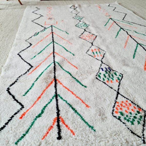 Nous aimons ce tapis réalisé dans atelier de tissage par une marocaine tout en affichant un look résolument moderne.