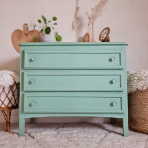 Commode ancienne de coloris vert