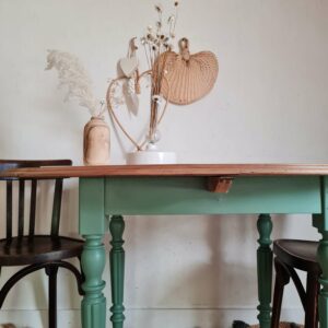 Table ovale ancienne en bois juchée sur des pieds tournés de coloris vert