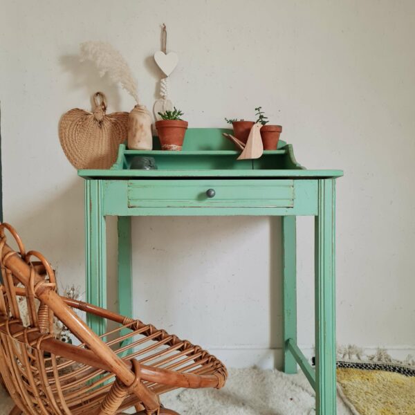 cette table de ferme ancienne parée de son coloris vert possède une aura convaincante et charmante.
