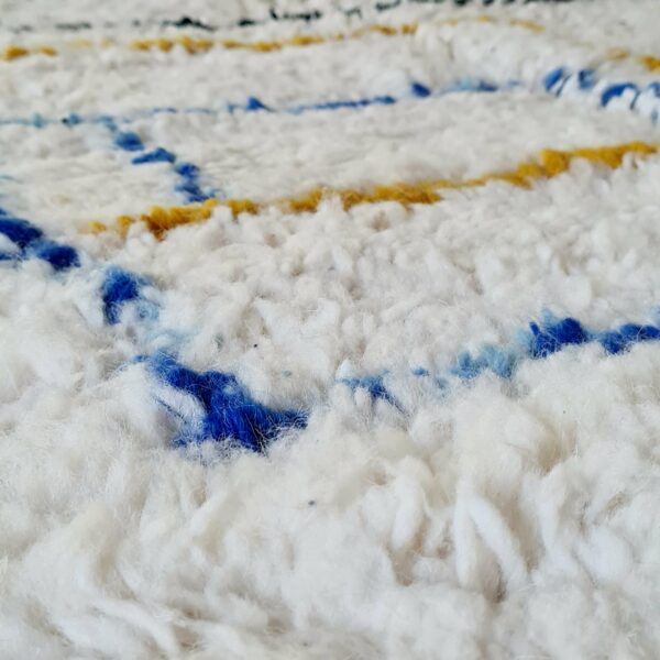 Ce tapis berbère est confectionné à la main sur un métier à tisser traditionnel