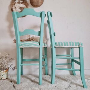 Chaises anciennes en bois rénovées en bleu